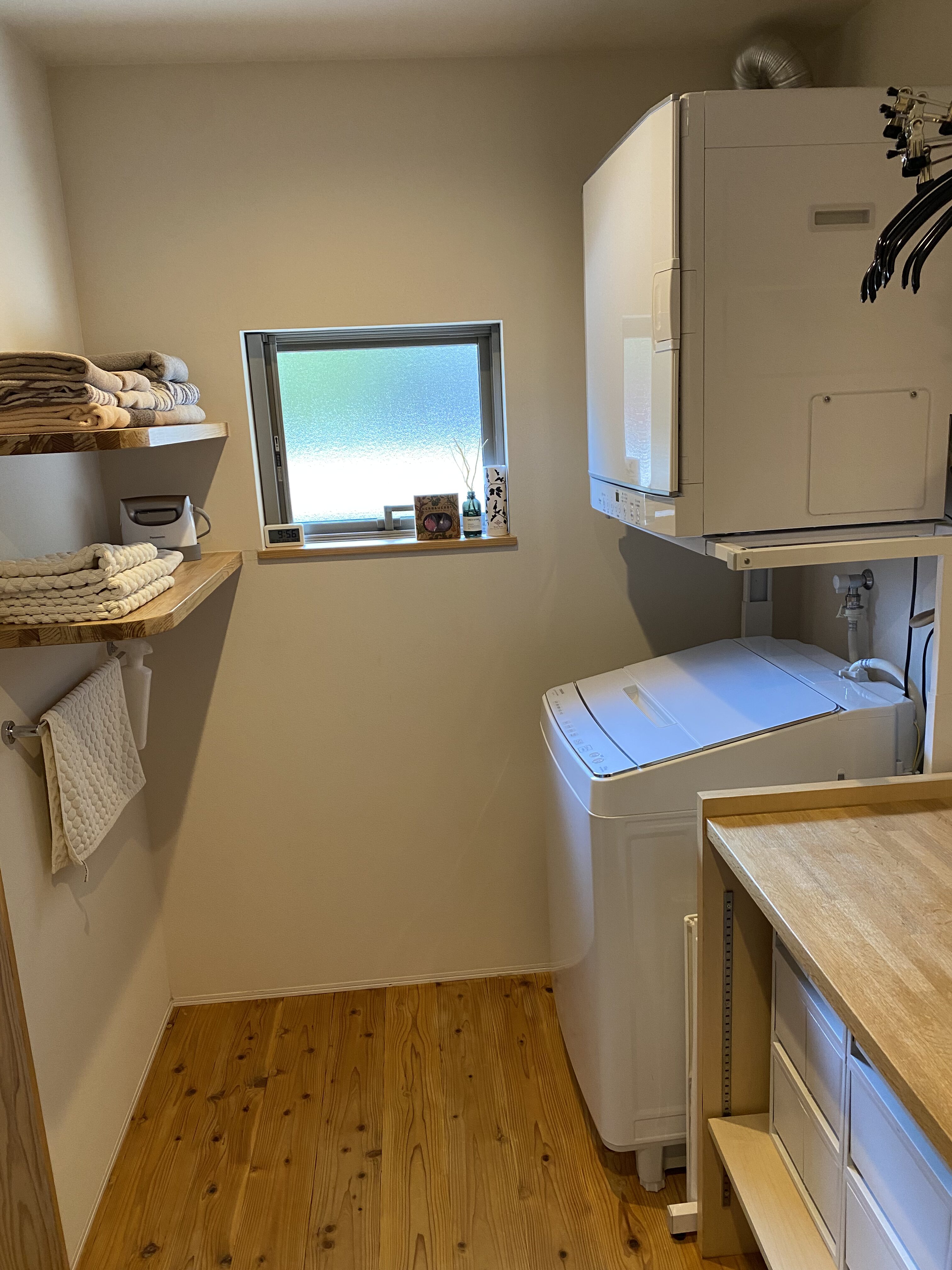 洗面脱衣所　奥側の全体像　洗濯機　乾燥機　タオル収納
