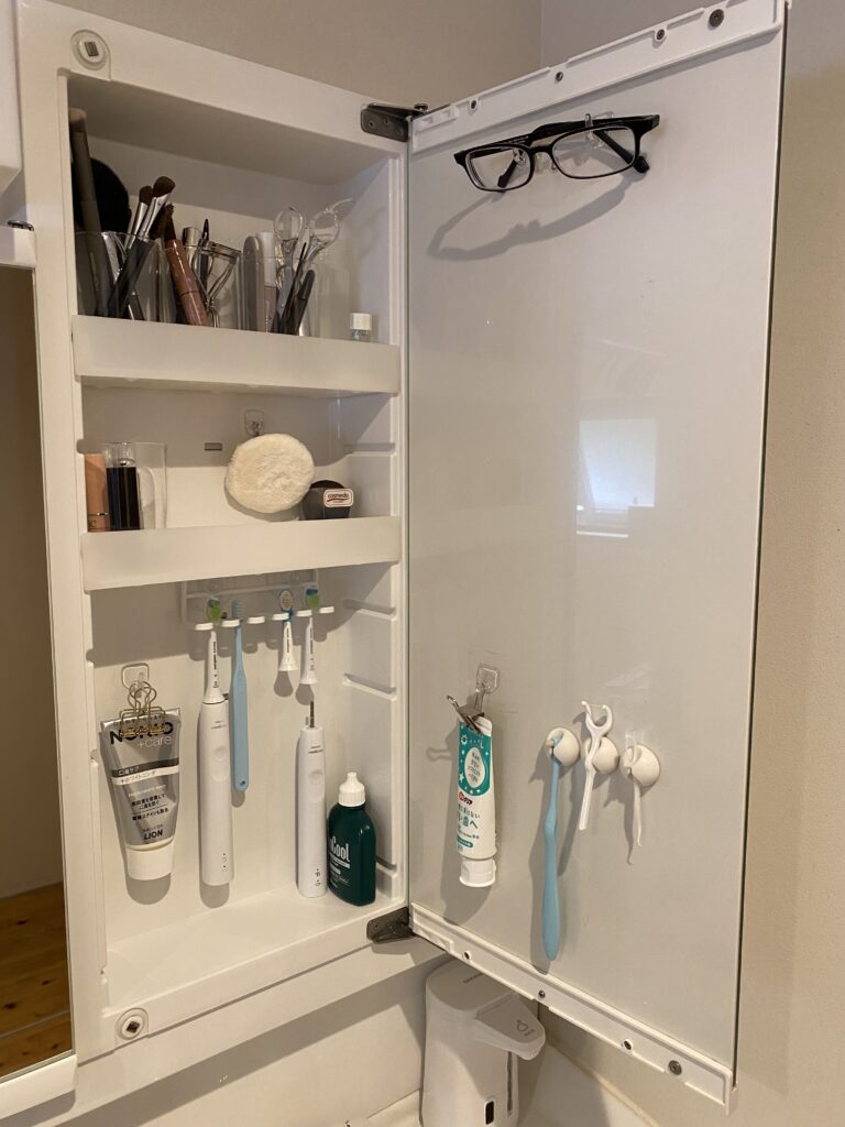 洗面台鏡裏収納中央　化粧品　歯ブラシ　歯磨き粉　