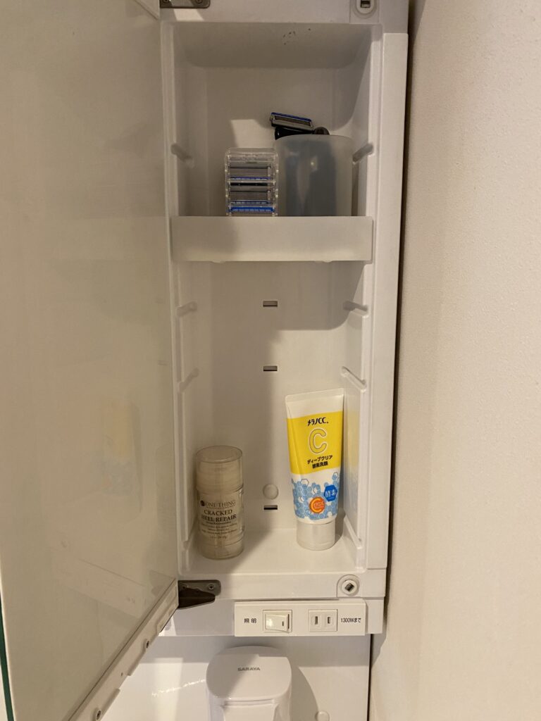 洗面台鏡裏収納右側　洗顔　髭剃り