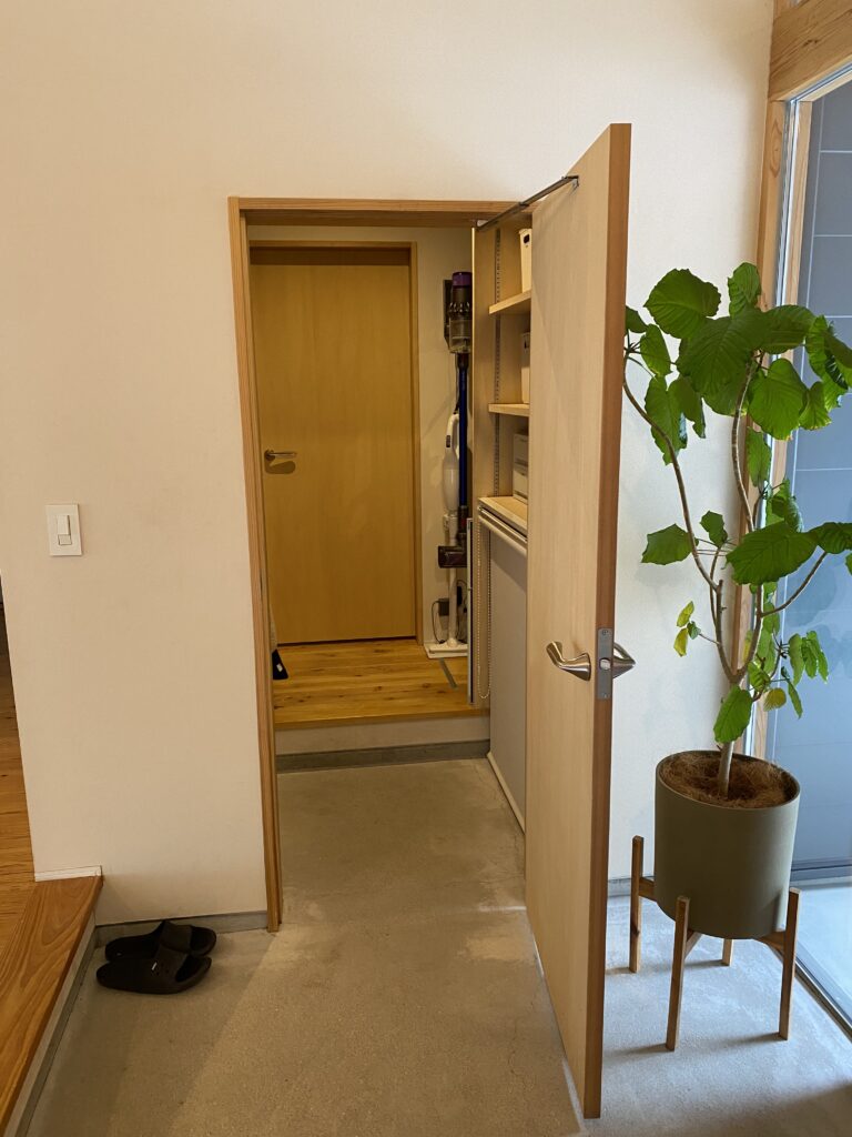 玄関にあるシューズクローク出入り口の写真