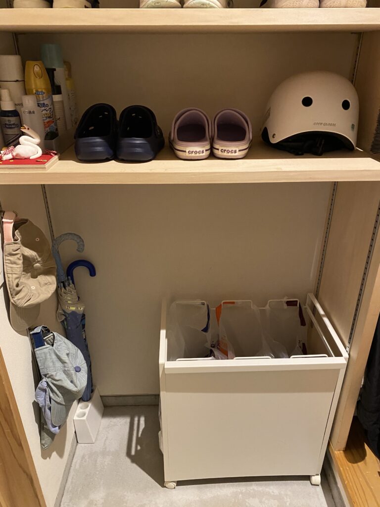 シューズクローク左側下段 紙・缶瓶・ペットボトルに3分別 ゴミ箱