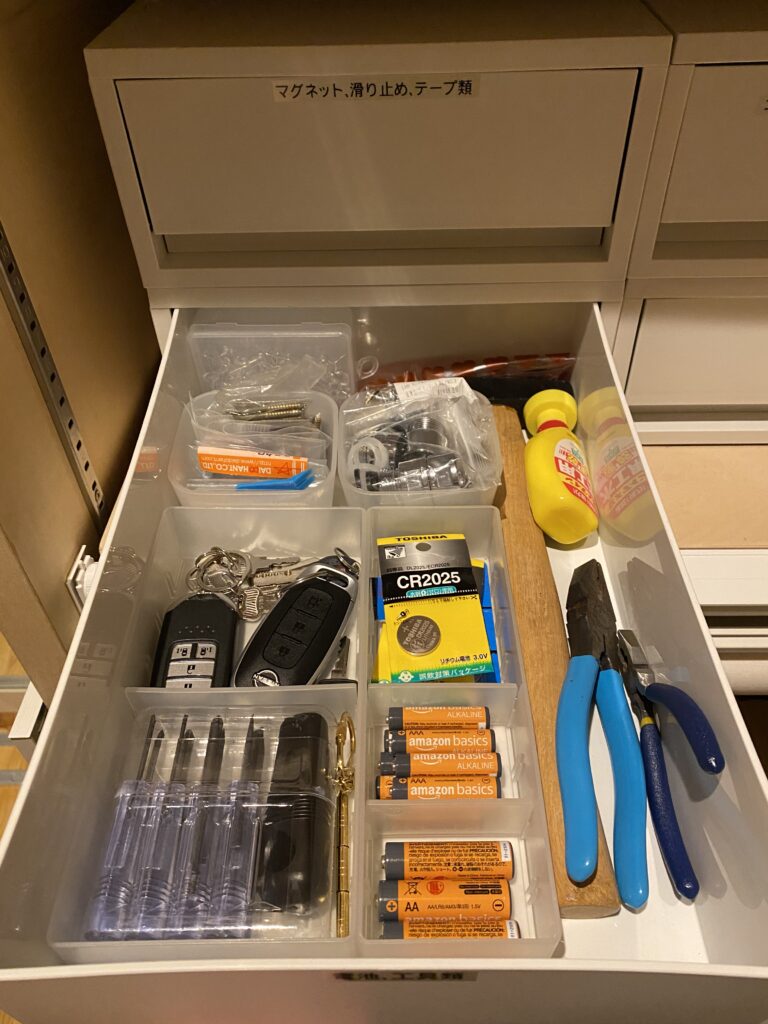 シューズクローク　小物収納実例　工具類　電池