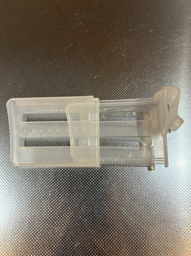 冷蔵庫左ドア 100均 伸縮仕切り 伸ばした写真