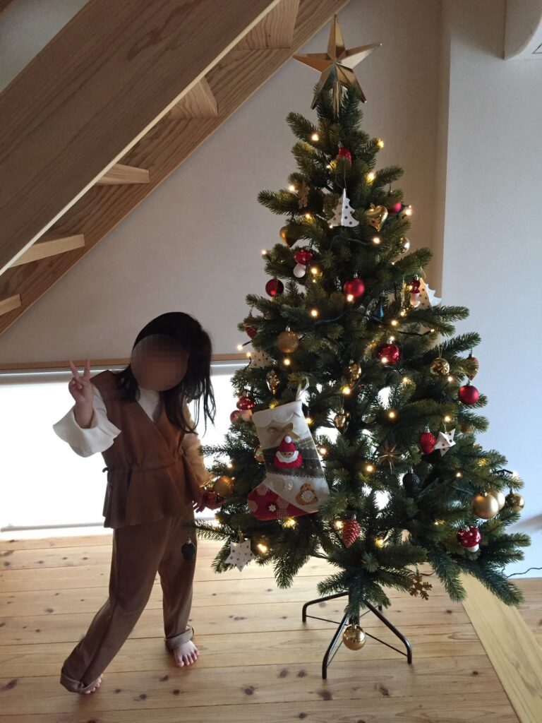 階段下　クリスマスツリーを置いた写真