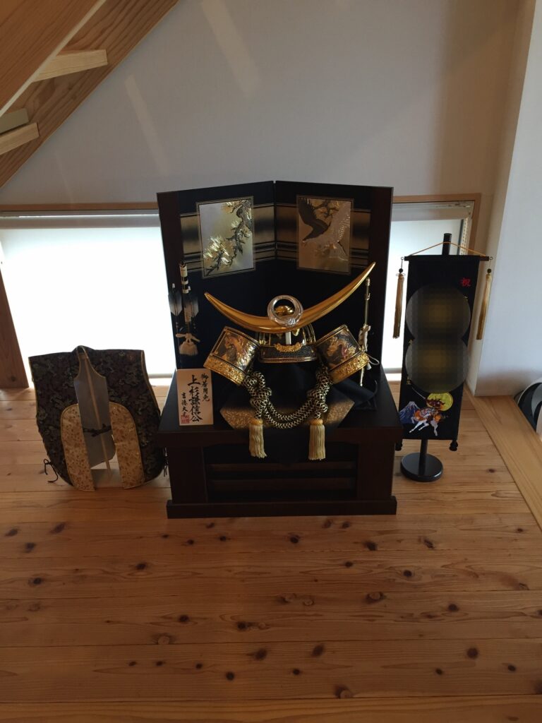 階段下　兜を置いた写真