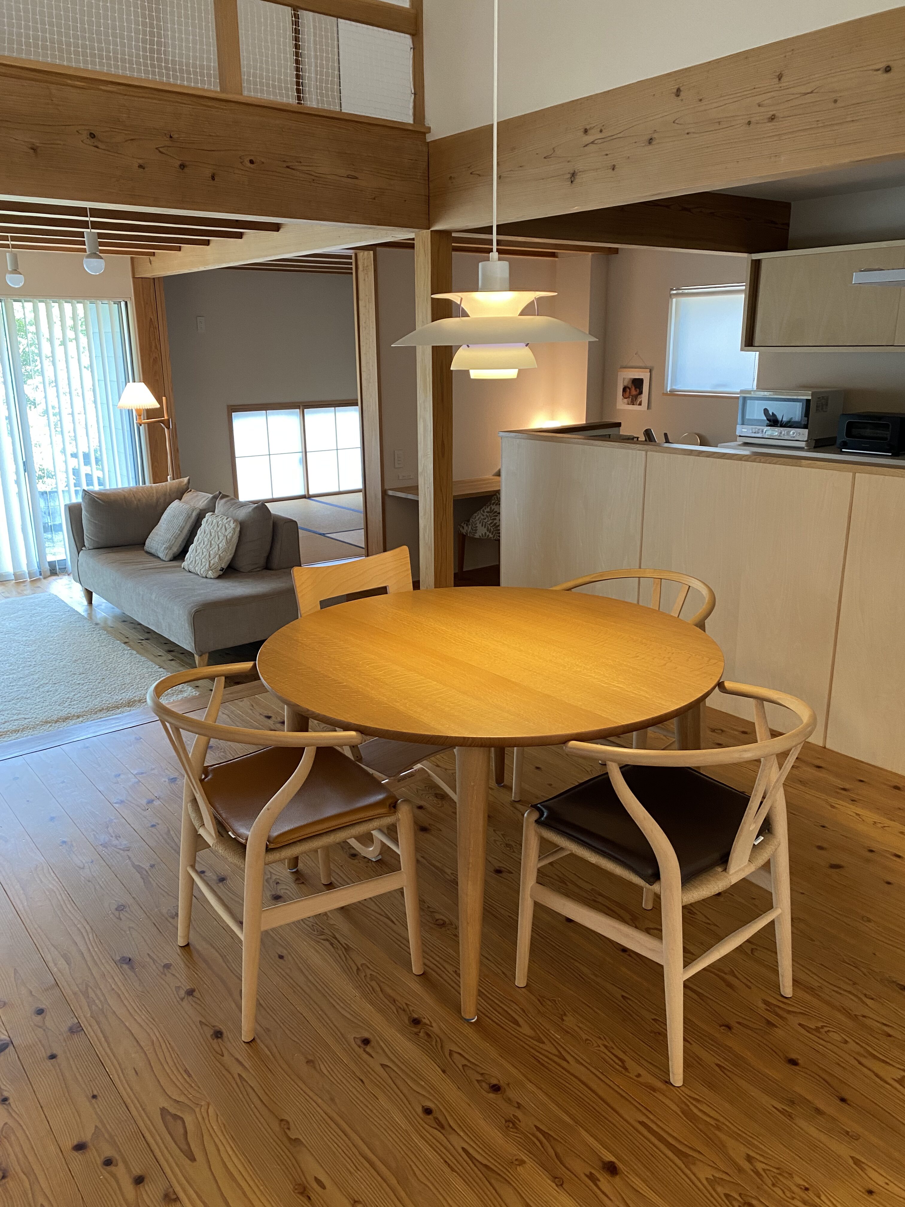 ダイニングテーブルセットを中心にリビング・キッチンも見渡した写真