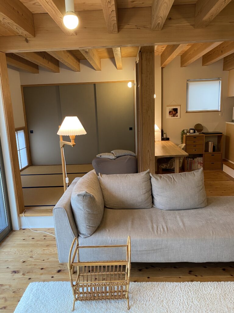 リビング後方のスタディスペースの写真