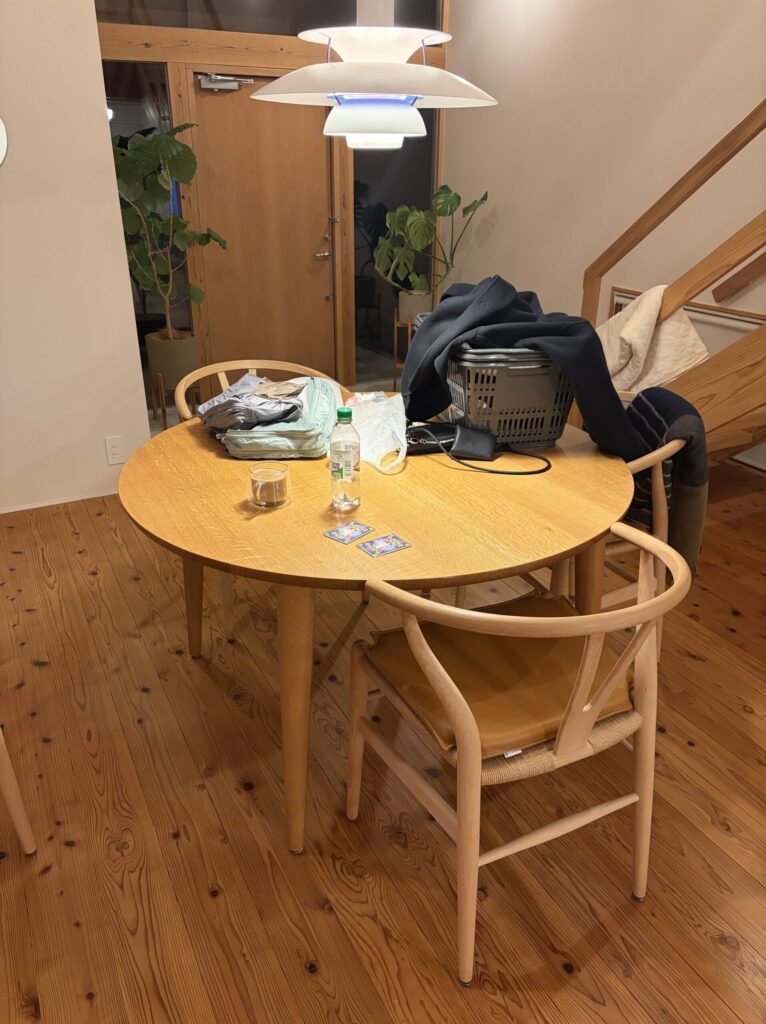 ダイニングテーブル上に物が出しっぱなしになっている写真