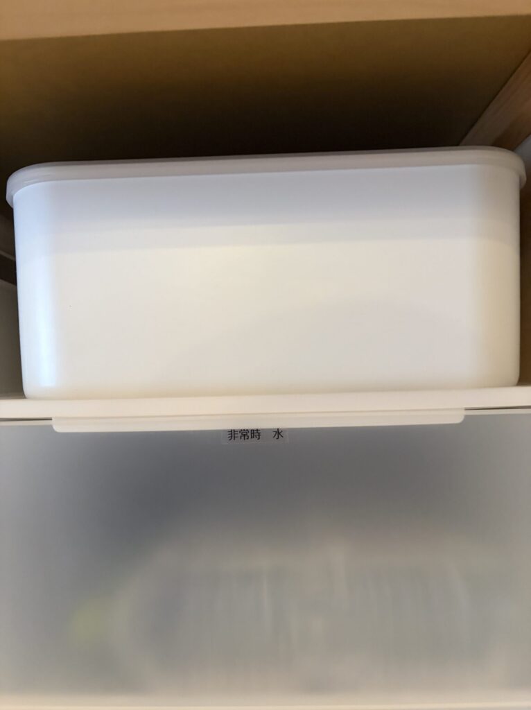 収納ケース上デッドスペースに食料備蓄