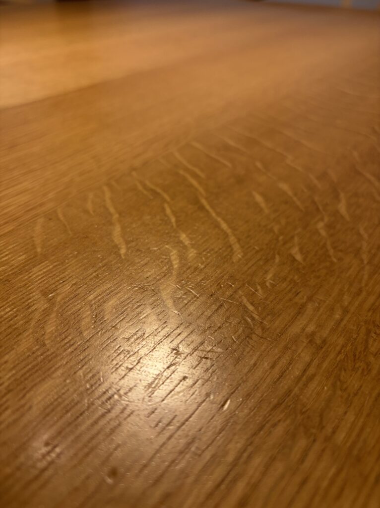 ダイニングテーブルの細かな傷の写真