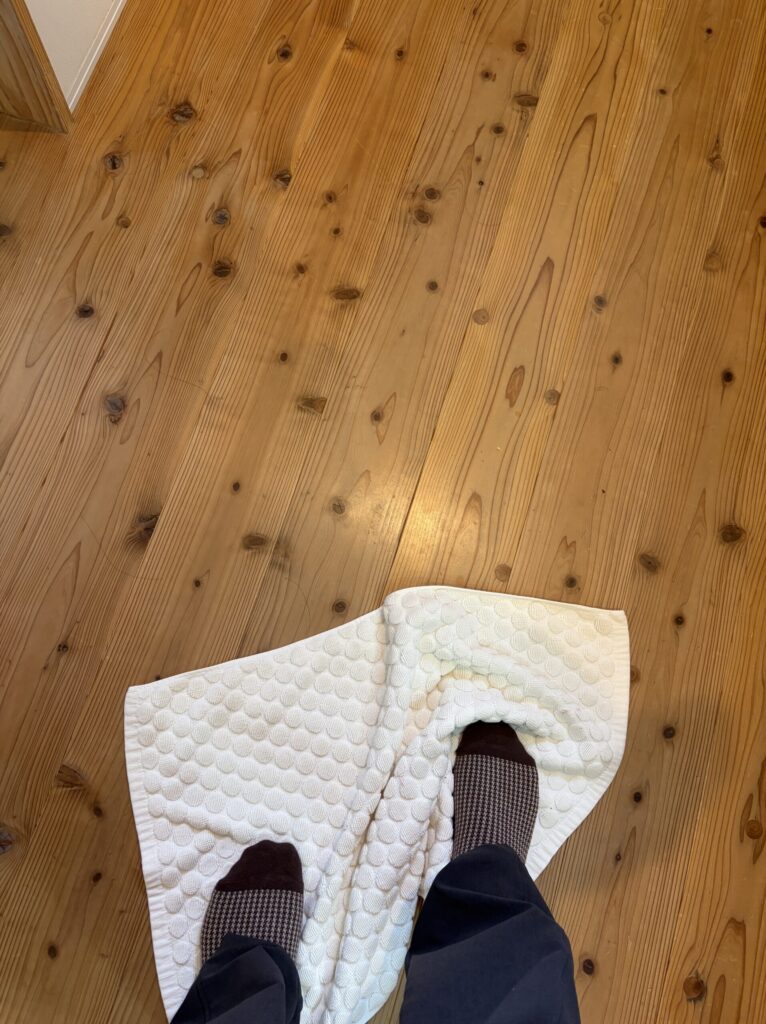足で床を拭く様子