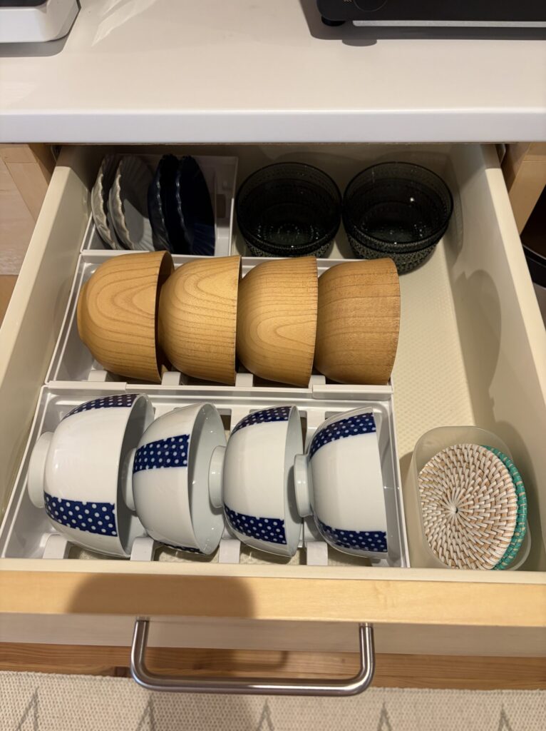 毎日使うご飯茶わんや汁椀、小皿の収納