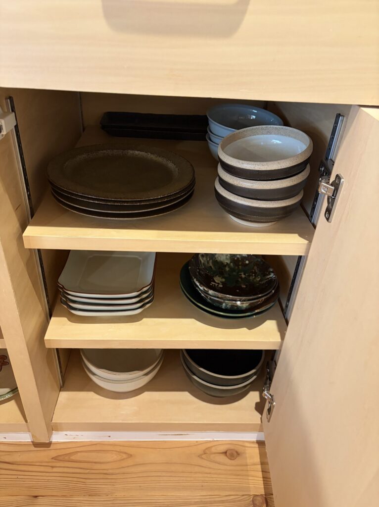 あまり使わない食器は奥に収納