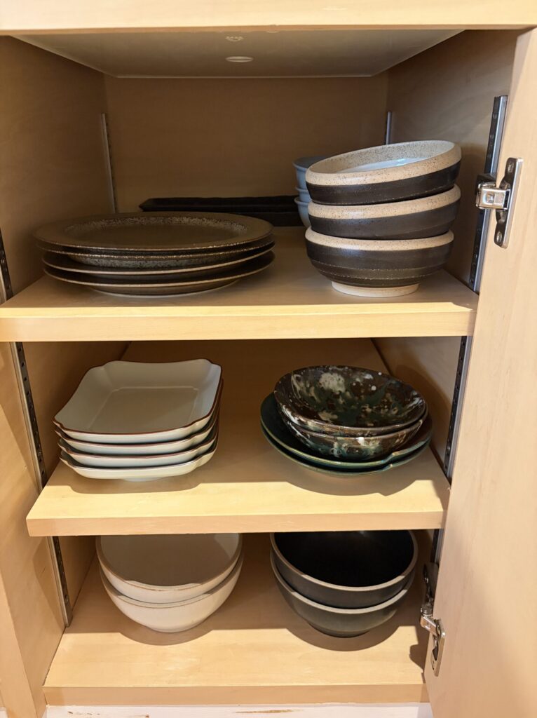 右側 大人用食器 収納