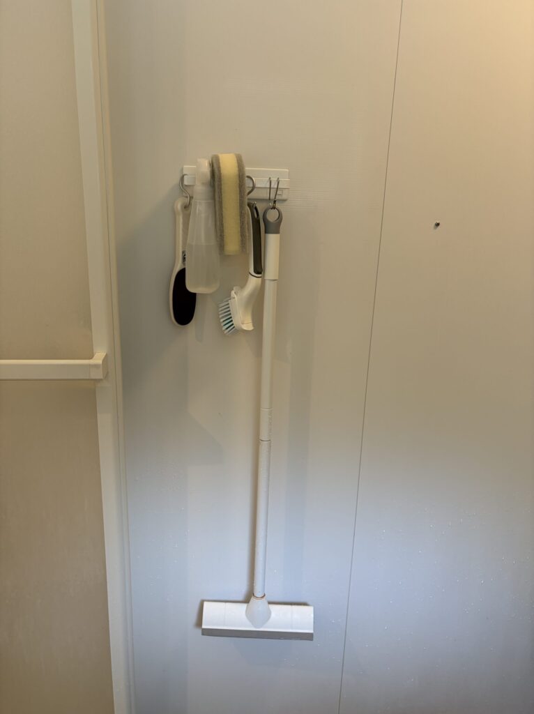 掃除道具も浮かせる収納